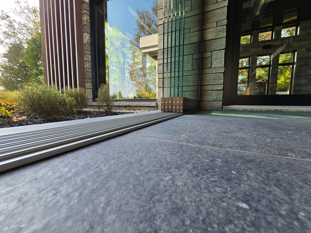 Porte vitrée sans cadrage