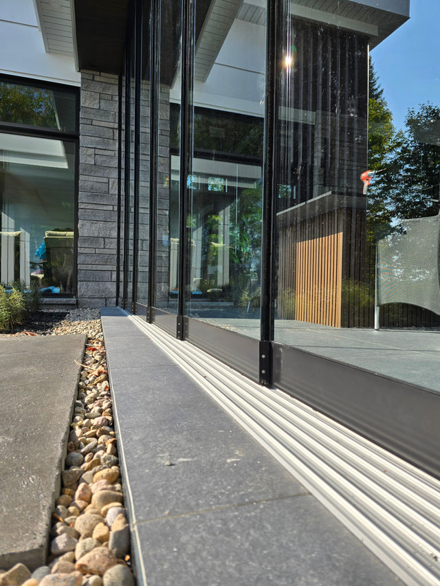 Porte vitrée sans cadrage