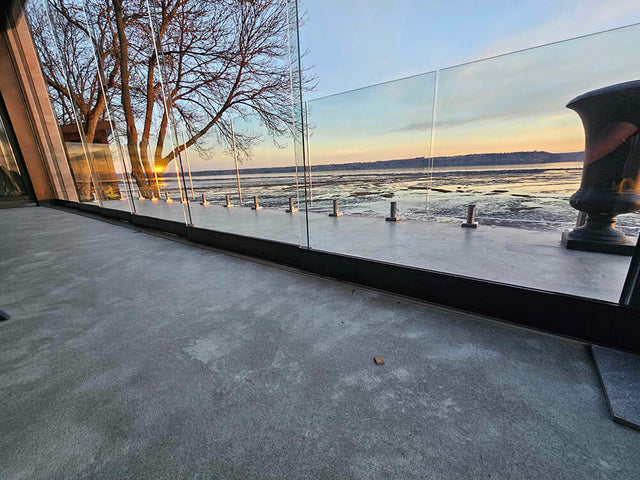 Porte vitrée sans cadrage